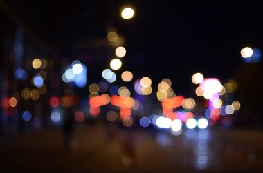 Gece şehirdeki trafik ışıklarının fotoğrafı.  
