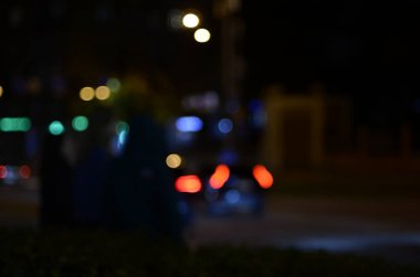 Gece şehirdeki trafik ışıklarının fotoğrafı.  