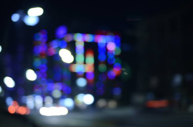 Gece şehirdeki trafik ışıklarının fotoğrafı.  