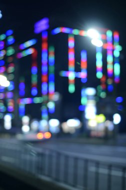 Gece şehirdeki trafik ışıklarının fotoğrafı.  