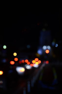 Gece şehirdeki trafik ışıklarının fotoğrafı.  