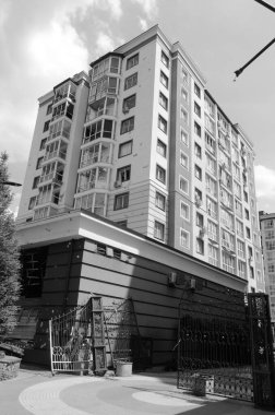 Ukrayna 'da savaş. Rus işgalciler saldırdıktan sonra Kyiv bölgesini yok etti. Irpin, Kyiv bölgesi, Ukrayna, Mayıs 2022. Siyah beyaz fotoğraf