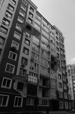 Ukrayna 'da savaş. Rus işgalciler saldırdıktan sonra Kyiv bölgesini yok etti. Irpin, Kyiv bölgesi, Ukrayna, Mayıs 2022. Siyah beyaz fotoğraf