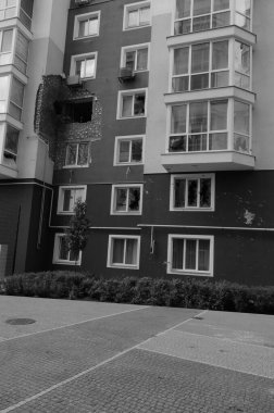 Ukrayna 'da savaş. Rus işgalciler saldırdıktan sonra Kyiv bölgesini yok etti. Irpin, Kyiv bölgesi, Ukrayna, Mayıs 2022. Siyah beyaz fotoğraf