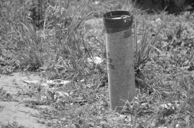 Ukrayna 'da savaş. Rus işgalciler saldırdıktan sonra Kyiv bölgesini yok etti. Irpin, Kyiv bölgesi, Ukrayna, Mayıs 2022. Siyah beyaz fotoğraf