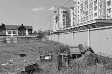 Ukrayna 'da savaş. Rus işgalciler saldırdıktan sonra Kyiv bölgesini yok etti. Irpin, Kyiv bölgesi, Ukrayna, Mayıs 2022. Siyah beyaz fotoğraf