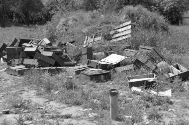 Ukrayna 'da savaş. Rus işgalciler saldırdıktan sonra Kyiv bölgesini yok etti. Irpin, Kyiv bölgesi, Ukrayna, Mayıs 2022. Siyah beyaz fotoğraf