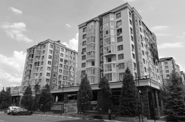 Ukrayna 'da savaş. Rus ordusunun saldırısından sonra Kyiv bölgesinde yıkım. Rus işgalinin Ukrayna 'daki sonuçları. Kyiv bölgesi, Ukrayna, Haziran 2022 Siyah beyaz fotoğraf