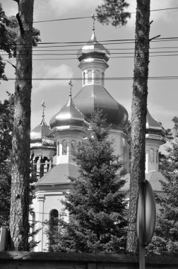 Ukrayna 'da savaş. Rus ordusunun saldırısından sonra Kyiv bölgesinde yıkım. Rus işgalinin Ukrayna 'daki sonuçları. Kyiv bölgesi, Ukrayna, Haziran 2022 Siyah beyaz fotoğraf