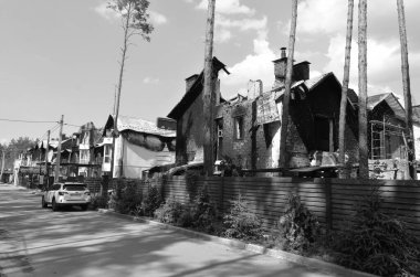Ukrayna 'da savaş. Rus ordusunun saldırısından sonra Kyiv bölgesinde yıkım. Rus işgalinin Ukrayna 'daki sonuçları. Kyiv bölgesi, Ukrayna, Haziran 2022 Siyah beyaz fotoğraf