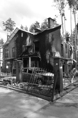 Ukrayna 'da savaş. Rus ordusunun saldırısından sonra Kyiv bölgesinde yıkım. Rus işgalinin Ukrayna 'daki sonuçları. Kyiv bölgesi, Ukrayna, Haziran 2022 Siyah beyaz fotoğraf