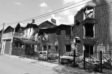 Ukrayna 'da savaş. Rus ordusunun saldırısından sonra Kyiv bölgesinde yıkım. Rus işgalinin Ukrayna 'daki sonuçları. Kyiv bölgesi, Ukrayna, Haziran 2022 Siyah beyaz fotoğraf
