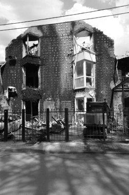 Ukrayna 'da savaş. Rus ordusunun saldırısından sonra Kyiv bölgesinde yıkım. Rus işgalinin Ukrayna 'daki sonuçları. Kyiv bölgesi, Ukrayna, Haziran 2022 Siyah beyaz fotoğraf