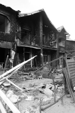 Ukrayna 'da savaş. Rus ordusunun saldırısından sonra Kyiv bölgesinde yıkım. Rus işgalinin Ukrayna 'daki sonuçları. Kyiv bölgesi, Ukrayna, Haziran 2022 Siyah beyaz fotoğraf