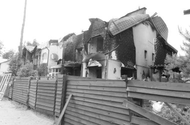 Ukrayna 'da savaş. Rus ordusunun saldırısından sonra Kyiv bölgesinde yıkım. Rus işgalinin Ukrayna 'daki sonuçları. Kyiv bölgesi, Ukrayna, Haziran 2022 Siyah beyaz fotoğraf