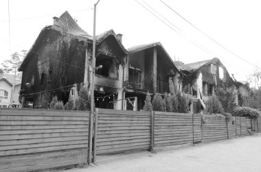 Ukrayna 'da savaş. Rus ordusunun saldırısından sonra Kyiv bölgesinde yıkım. Rus işgalinin Ukrayna 'daki sonuçları. Kyiv bölgesi, Ukrayna, Haziran 2022 Siyah beyaz fotoğraf