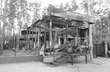 Ukrayna 'da savaş. Rus ordusunun saldırısından sonra Kyiv bölgesinde yıkım. Rus işgalinin Ukrayna 'daki sonuçları. Kyiv bölgesi, Ukrayna, Haziran 2022 Siyah beyaz fotoğraf