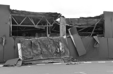 Ukrayna 'da savaş. Rus ordusunun saldırısından sonra Kyiv bölgesinde yıkım. Rus işgalinin Ukrayna 'daki sonuçları. Kyiv bölgesi, Ukrayna, Haziran 2022 Siyah beyaz fotoğraf