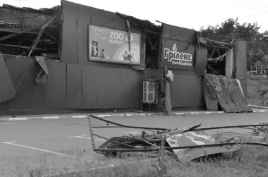 Ukrayna 'da savaş. Rus ordusunun saldırısından sonra Kyiv bölgesinde yıkım. Rus işgalinin Ukrayna 'daki sonuçları. Kyiv bölgesi, Ukrayna, Haziran 2022 Siyah beyaz fotoğraf