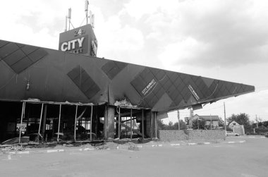 Ukrayna 'da savaş. Rus ordusunun saldırısından sonra Kyiv bölgesinde yıkım. Rus işgalinin Ukrayna 'daki sonuçları. Kyiv bölgesi, Ukrayna, Haziran 2022 Siyah beyaz fotoğraf