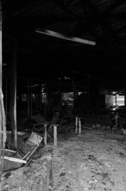 Ukrayna 'da savaş. Rus ordusunun saldırısından sonra Kyiv bölgesinde yıkım. Rus işgalinin Ukrayna 'daki sonuçları. Kyiv bölgesi, Ukrayna, Haziran 2022 Siyah beyaz fotoğraf