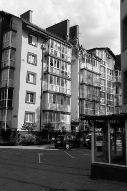 Ukrayna 'da savaş. Rus ordusunun saldırısından sonra Kyiv bölgesinde yıkım. Rus işgalinin Ukrayna 'daki sonuçları. Kyiv bölgesi, Ukrayna, Haziran 2022 Siyah beyaz fotoğraf