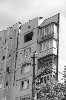 Ukrayna 'da savaş. Rus ordusunun saldırısından sonra Kyiv bölgesinde yıkım. Rus işgalinin Ukrayna 'daki sonuçları. Kyiv bölgesi, Ukrayna, Haziran 2022 Siyah beyaz fotoğraf