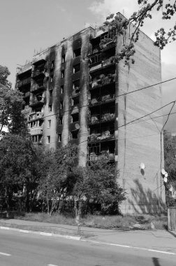 Ukrayna 'da savaş. Rus ordusunun saldırısından sonra Kyiv bölgesinde yıkım. Rus işgalinin Ukrayna 'daki sonuçları. Kyiv bölgesi, Ukrayna, Haziran 2022 Siyah beyaz fotoğraf