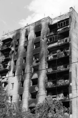 Ukrayna 'da savaş. Rus ordusunun saldırısından sonra Kyiv bölgesinde yıkım. Rus işgalinin Ukrayna 'daki sonuçları. Kyiv bölgesi, Ukrayna, Haziran 2022 Siyah beyaz fotoğraf