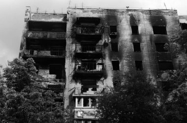 Ukrayna 'da savaş. Rus ordusunun saldırısından sonra Kyiv bölgesinde yıkım. Rus işgalinin Ukrayna 'daki sonuçları. Kyiv bölgesi, Ukrayna, Haziran 2022 Siyah beyaz fotoğraf