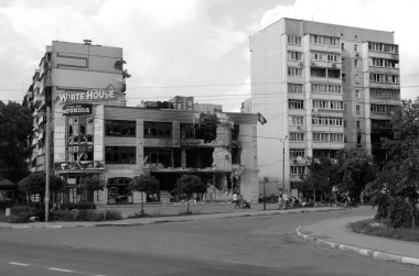 Ukrayna 'da savaş. Rus ordusunun saldırısından sonra Kyiv bölgesinde yıkım. Rus işgalinin Ukrayna 'daki sonuçları. Kyiv bölgesi, Ukrayna, Haziran 2022 Siyah beyaz fotoğraf