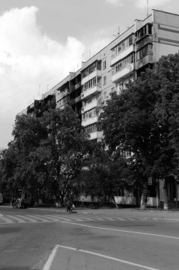 Ukrayna 'da savaş. Rus ordusunun saldırısından sonra Kyiv bölgesinde yıkım. Rus işgalinin Ukrayna 'daki sonuçları. Kyiv bölgesi, Ukrayna, Haziran 2022 Siyah beyaz fotoğraf