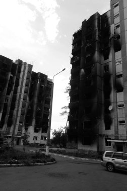 Ukrayna 'da savaş. Rus ordusunun saldırısından sonra Kyiv bölgesinde yıkım. Rus işgalinin Ukrayna 'daki sonuçları. Kyiv bölgesi, Ukrayna, Haziran 2022 Siyah beyaz fotoğraf