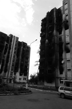 Ukrayna 'da savaş. Rus ordusunun saldırısından sonra Kyiv bölgesinde yıkım. Rus işgalinin Ukrayna 'daki sonuçları. Kyiv bölgesi, Ukrayna, Haziran 2022 Siyah beyaz fotoğraf