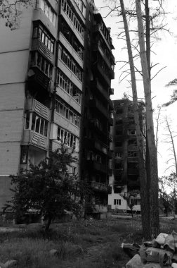 Ukrayna 'da savaş. Rus ordusunun saldırısından sonra Kyiv bölgesinde yıkım. Rus işgalinin Ukrayna 'daki sonuçları. Kyiv bölgesi, Ukrayna, Haziran 2022 Siyah beyaz fotoğraf