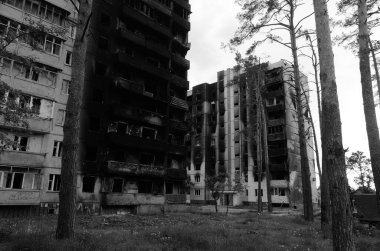 Ukrayna 'da savaş. Rus ordusunun saldırısından sonra Kyiv bölgesinde yıkım. Rus işgalinin Ukrayna 'daki sonuçları. Kyiv bölgesi, Ukrayna, Haziran 2022 Siyah beyaz fotoğraf