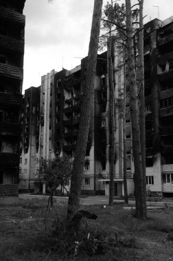 Ukrayna 'da savaş. Rus ordusunun saldırısından sonra Kyiv bölgesinde yıkım. Rus işgalinin Ukrayna 'daki sonuçları. Kyiv bölgesi, Ukrayna, Haziran 2022 Siyah beyaz fotoğraf