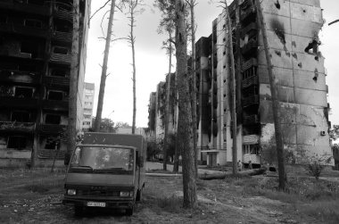Ukrayna 'da savaş. Rus ordusunun saldırısından sonra Kyiv bölgesinde yıkım. Rus işgalinin Ukrayna 'daki sonuçları. Kyiv bölgesi, Ukrayna, Haziran 2022 Siyah beyaz fotoğraf