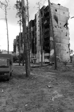 Ukrayna 'da savaş. Rus ordusunun saldırısından sonra Kyiv bölgesinde yıkım. Rus işgalinin Ukrayna 'daki sonuçları. Kyiv bölgesi, Ukrayna, Haziran 2022 Siyah beyaz fotoğraf