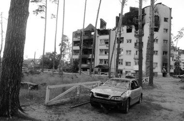 Ukrayna 'da savaş. Rus ordusunun saldırısından sonra Kyiv bölgesinde yıkım. Rus işgalinin Ukrayna 'daki sonuçları. Kyiv bölgesi, Ukrayna, Haziran 2022 Siyah beyaz fotoğraf