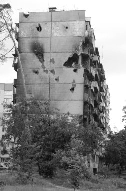 Ukrayna 'da savaş. Rus ordusunun saldırısından sonra Kyiv bölgesinde yıkım. Rus işgalinin Ukrayna 'daki sonuçları. Kyiv bölgesi, Ukrayna, Haziran 2022 Siyah beyaz fotoğraf