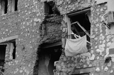 Ukrayna 'da savaş. Rus ordusunun saldırısından sonra Kyiv bölgesinde yıkım. Rus işgalinin Ukrayna 'daki sonuçları. Kyiv bölgesi, Ukrayna, Haziran 2022 Siyah beyaz fotoğraf