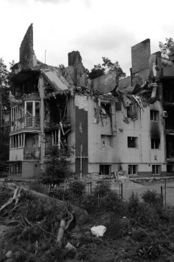 Ukrayna 'da savaş. Rus ordusunun saldırısından sonra Kyiv bölgesinde yıkım. Rus işgalinin Ukrayna 'daki sonuçları. Kyiv bölgesi, Ukrayna, Haziran 2022 Siyah beyaz fotoğraf
