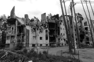Ukrayna 'da savaş. Rus ordusunun saldırısından sonra Kyiv bölgesinde yıkım. Rus işgalinin Ukrayna 'daki sonuçları. Kyiv bölgesi, Ukrayna, Haziran 2022 Siyah beyaz fotoğraf