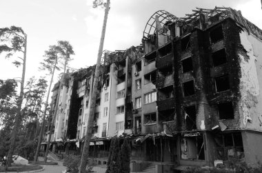 Ukrayna 'da savaş. Rus ordusunun saldırısından sonra Kyiv bölgesinde yıkım. Rus işgalinin Ukrayna 'daki sonuçları. Kyiv bölgesi, Ukrayna, Haziran 2022 Siyah beyaz fotoğraf