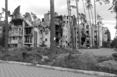 Ukrayna 'da savaş. Rus ordusunun saldırısından sonra Kyiv bölgesinde yıkım. Rus işgalinin Ukrayna 'daki sonuçları. Kyiv bölgesi, Ukrayna, Haziran 2022 Siyah beyaz fotoğraf