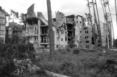 Ukrayna 'da savaş. Rus ordusunun saldırısından sonra Kyiv bölgesinde yıkım. Rus işgalinin Ukrayna 'daki sonuçları. Kyiv bölgesi, Ukrayna, Haziran 2022 Siyah beyaz fotoğraf