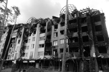 Ukrayna 'da savaş. Rus ordusunun saldırısından sonra Kyiv bölgesinde yıkım. Rus işgalinin Ukrayna 'daki sonuçları. Kyiv bölgesi, Ukrayna, Haziran 2022 Siyah beyaz fotoğraf