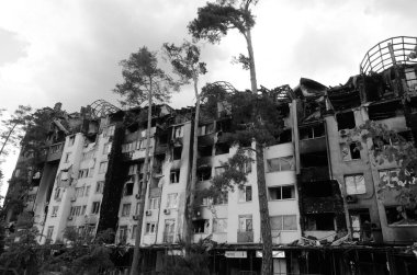 Ukrayna 'da savaş. Rus ordusunun saldırısından sonra Kyiv bölgesinde yıkım. Rus işgalinin Ukrayna 'daki sonuçları. Kyiv bölgesi, Ukrayna, Haziran 2022 Siyah beyaz fotoğraf