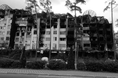 Ukrayna 'da savaş. Rus ordusunun saldırısından sonra Kyiv bölgesinde yıkım. Rus işgalinin Ukrayna 'daki sonuçları. Kyiv bölgesi, Ukrayna, Haziran 2022 Siyah beyaz fotoğraf